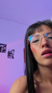 Zierliche masturbation sex dildo im zimmer