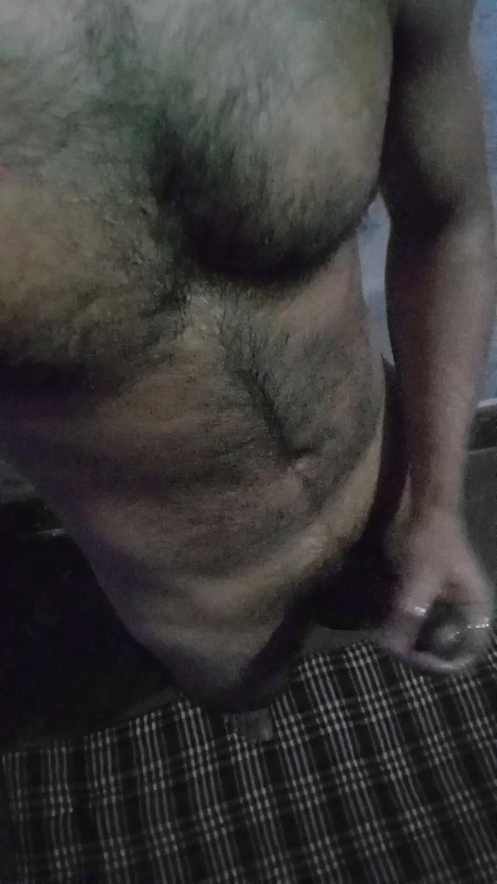 Raaz26d: Chico de Delhi engrasando una gran polla y masturbándose mientras...