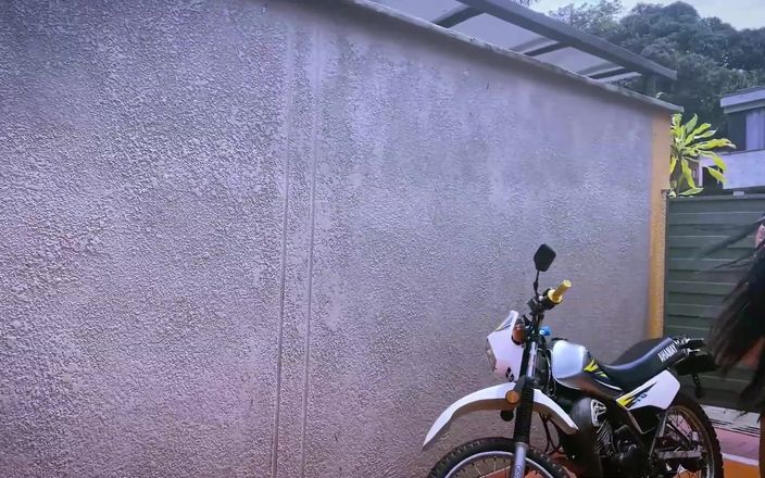 Sara Blonde: Latinas beim ficken werden heiß, als sie auf das Motorrad...