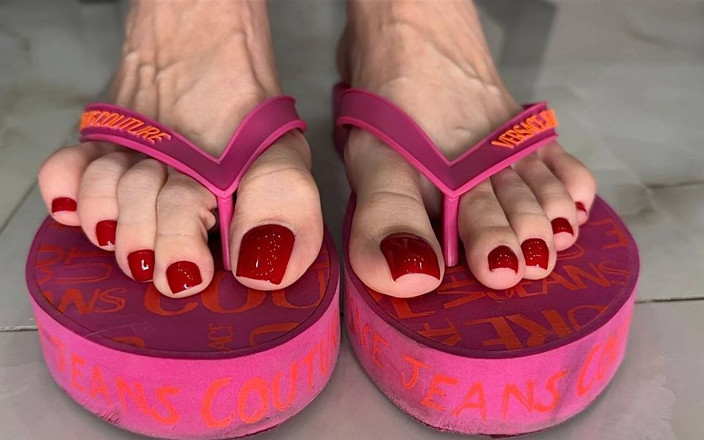 Julia domaina: Long Toes in My Favorite Pink Flip Flops