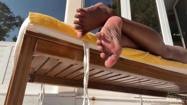 Goddess Luna Law: Ignore des pieds au bord de la piscine, POV