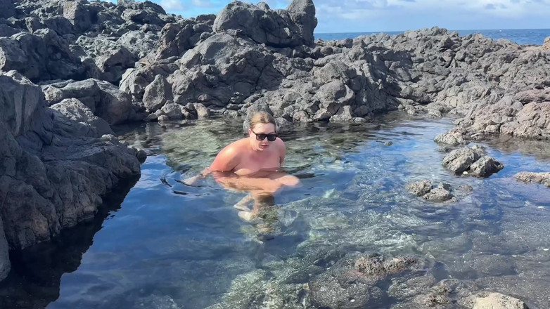 Emma Voyeur: Ragazza Nudista Che Nuota Nuda Nella Piscina Naturale All'aperto