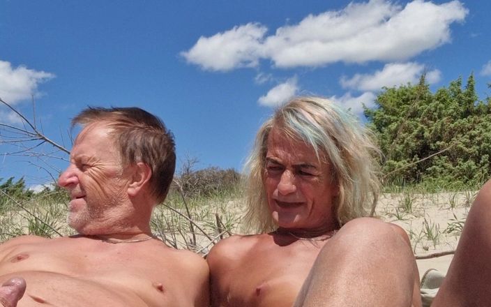 Gigi and David: Show de sexo stripchat, playa nudista, travesti y chico, Gigi...