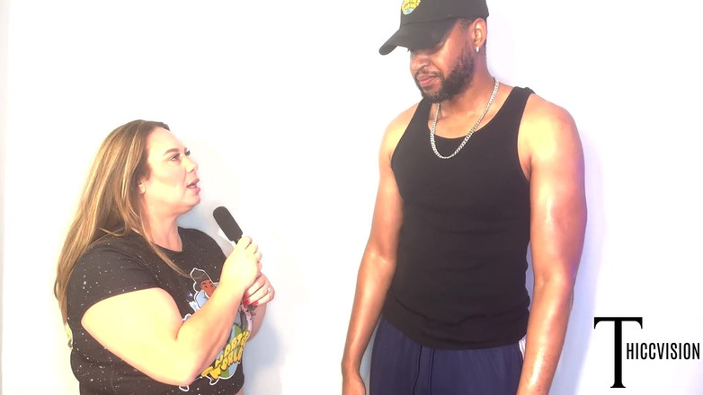 Thiccvision: Reportéřka s velkými kozami šuká sportovce s velkým černým pérem