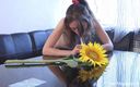 Teen Mega World: Querida brinca com girassol e vibrador
