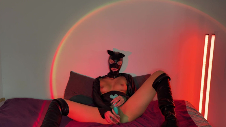 latexplaygirl: Saya menghisap dildo saya sebelum mengongkek diri saya