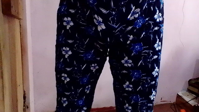 Jaanu294: Sisna llamativa mientras usa los pantalones florales y las bragas...