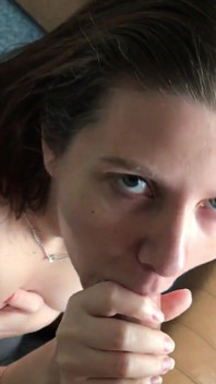Sexy Kráska MILF Dává Hluboké Kouření K Snídani V Kuchyni Jedno Ráno - POV Domácí - Lovessie