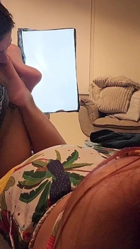 Zeița Kiffa geme sexy în plăcere cu venerarea picioarelor - videoclip personalizat - Supt de degetele de la picioare, lins de talpă și înecare
