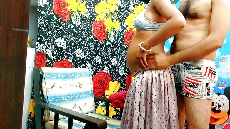 Rakul008: Vendo os peitos grandes, leite e buceta da empregada indiana...