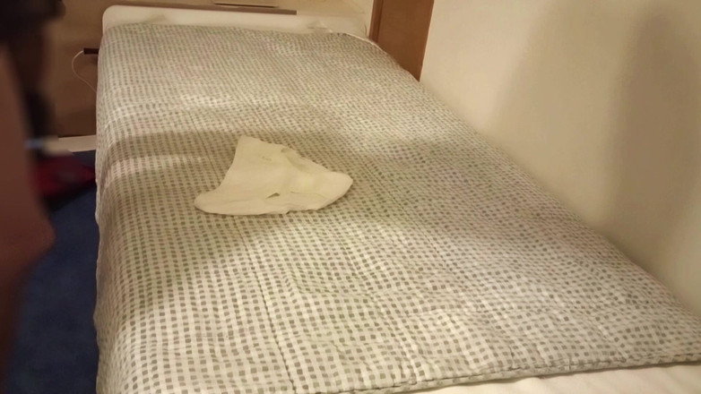 Mark Hannes: Masturbace v kalhotkách v posteli