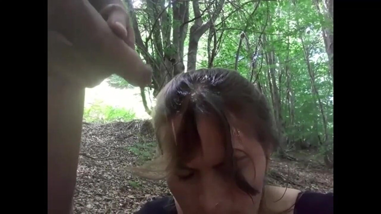 Wet Sex: Blowjob dan kencing di luar ke hutan.