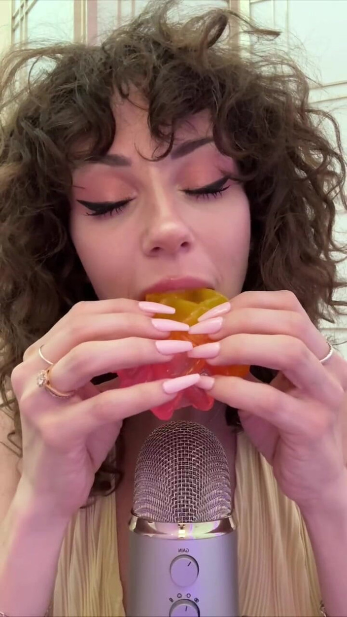 SavvyStar: In wafel eten en asmr zuigen