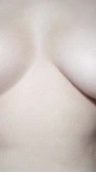 Cycata MILF masturbuje się swoimi różowymi sutkami i dużymi piersiami - Wielkie cycki Solo - Awesome Solo Masturbacja