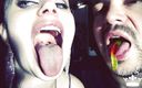 Goddess Misha Goldy: Chúng tôi đang ăn kẹo cao su đeo &amp;amp; hôn! Miệng, răng, lưỡi, hôn,...
