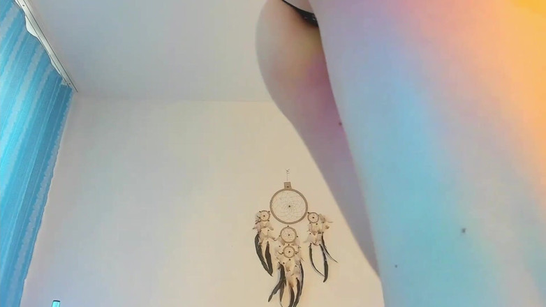 Skinny_lady69: A sexy girl shows you body