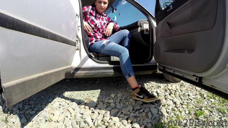 Love 2 Piss: Čůrání před autem, na straně silnice