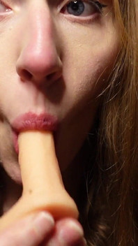 Obciąganie na dildo zbliżenie