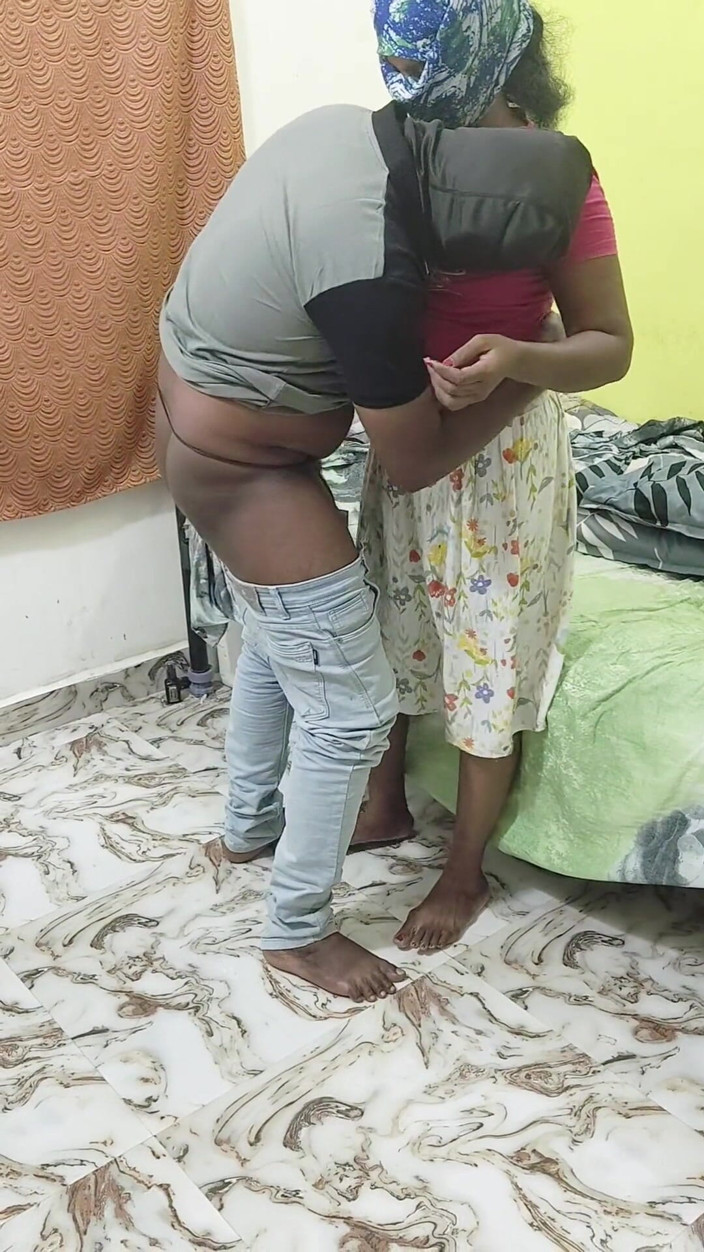 Thesana: Un agent de recouvrement de prêts baise la femme au...