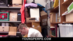 Say Uncle: Britain Wesbury beccata a fare taccheggio e punita dalla guardia...