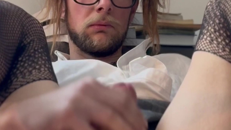 Fem Bi: Adakah anda mahu melihat di bawah spudniczka saya?