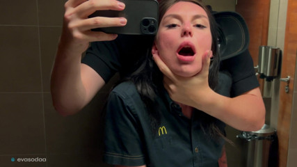 Eva Soda: Tuvalette riskli seks, dökülen fanta için bir Mcdonald's çalışanını sikiyor!