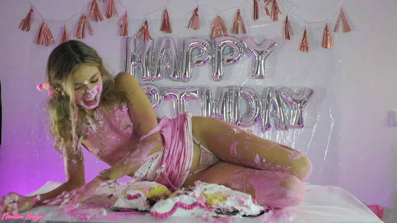 MartinaMagni: Wam!! Doğum günün kutlu olsun Martina büyük bir pastaya karşı