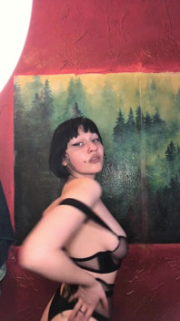 一个女孩尝试扮演秘书的角色，深喉和狭窄的阴户