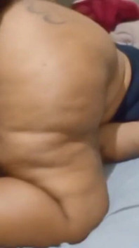 太ったいたずらっ子が恋人にセックスを呼ぶ