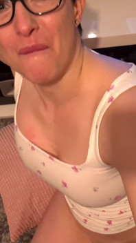 Une jeune demi-sœur surprise en train de regarder du porno a son sperme dans la bouche, Dada Deville