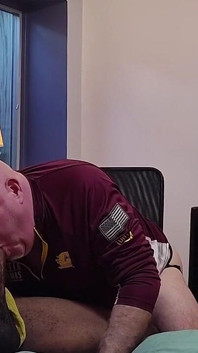 Trainer gibt dem spieler eine fußmassage und so viel mehr