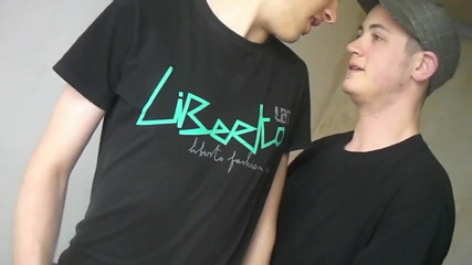 Crunch Boy: O muncitoare heterosexuală suge pula și se fute cu un twink...