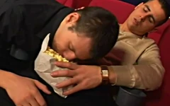 Un étalon musclé aux cheveux courts invite le jeune James Jones, le jeune curieux à goûter son maïs et sa grosse viande