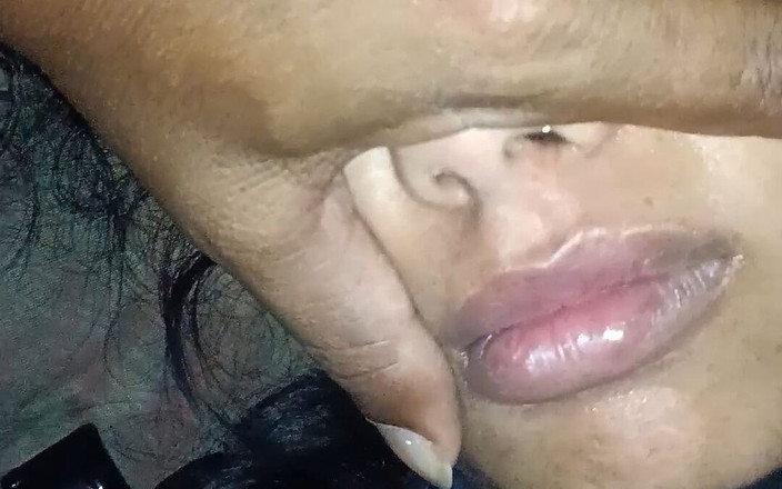 Queen4desi: 自宅で妹の友達、セクシーな美少女の栄光を食べる猫 - Queen4desi