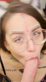 La carina cosplay kitty mari Galore porta la macchina del sesso con cui giocare e scopa anche il cameraman
