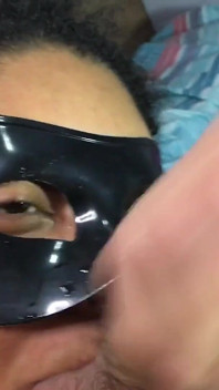 Fiica vitregă mănâncă ciocolată cu spermă