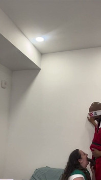 Chica exploradora se encuentra con Jones con mosca del dragón