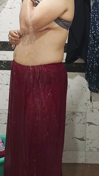 Priya bhabi badeshow mit dickem arsch
