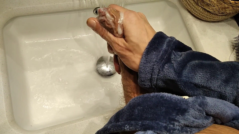 Elvissc: Mature Man with Nice Body and Huge Cock Unloads a...