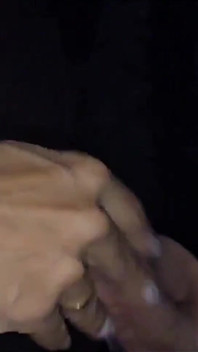 Můj manžel miluje sledovat, jak jsem ošukaná v gloryhole, a dokonce to natáčí, takže si může poté vyhonit