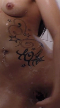 Frumusețea germană tatuată își satisface pizda în baie