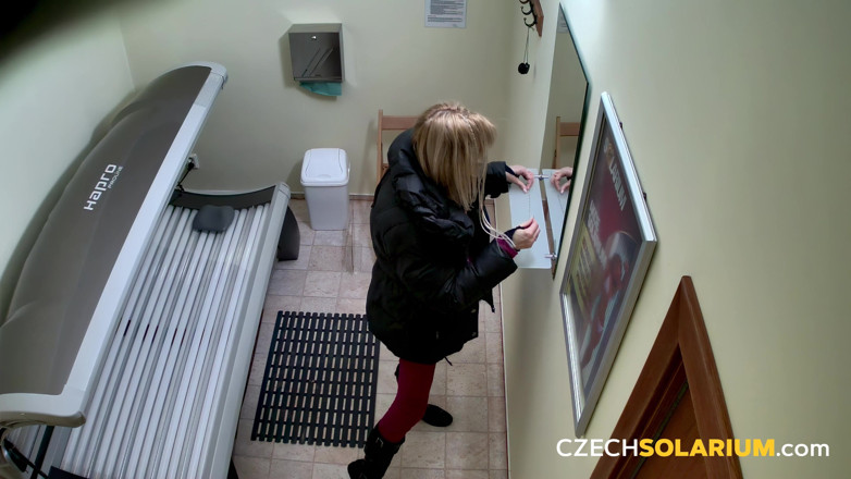 Czech Solarium: České solárium 21: Štíhlá milfka se svléká v soláriu a předvádí