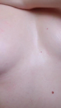 Petits seins et tétons naturels parfaits avec de la crème