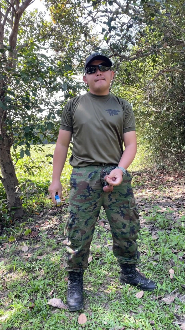 Hiroshi_cr: Solider thai yang lagi sange ngocok kontol dan muncrat di...