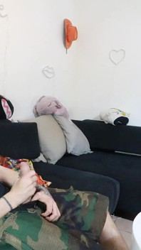 Prietenul meu îl găsește pe colegul meu de cameră tocilar masturbându-se și eu și prietenul meu îi ofer prima lui muie.