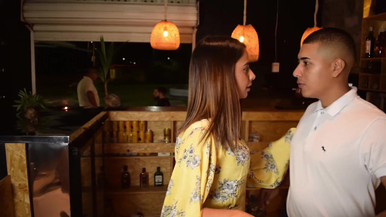 Aishadanver: Aisha le hace una mamada de rodillas a un barman...