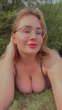 Hermosa chica con grandes tetas naturales