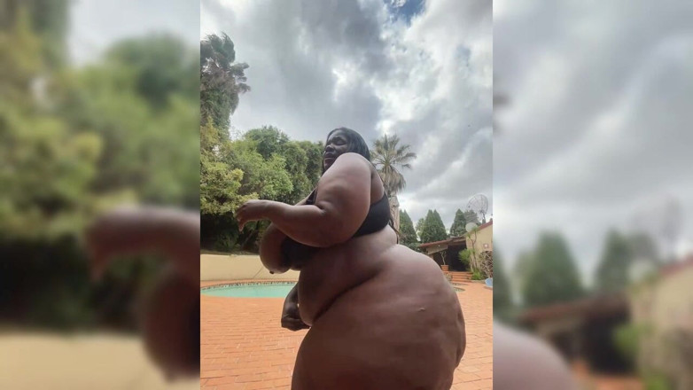 Legendary Booty Overdose: Ebony SSBBW MILF striptýz Venku