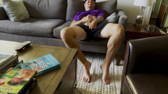 Barefoot Blake: Me masturbo en mi sofá