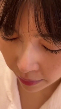 기혼 아가씨가 오늘 밤 첫 번째 항문 크림 파이로 항문 처녀성을 얻습니다